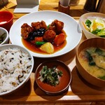 Obon De Gohan - 根菜と鶏肉の黒酢ソース