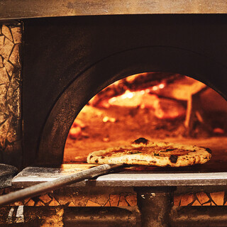 工匠在柴窯中制作的南義大利那不勒斯風格的正宗披薩
