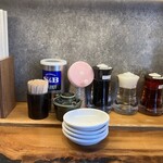 麺屋 雪風 - テーブルも調味料も綺麗、ゴマと一味は嬉しい