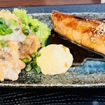 鮮魚酒場 紬季 - 右がブリ照り焼き  左が鯵おろし竜田揚げ 真ん中はマヨネーズ