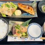 鮮魚酒場 紬季 - 日替わりランチ全景  メインが３種類もっもっ♡♡