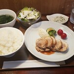 キッチン ブルー グローブ - 鶏もも肉と海老のガランティーヌ　はちみつとプラットオレンジソース