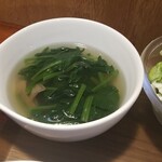 キッチン ブルー グローブ - ほうれん草スープのアップ