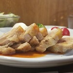 キッチン ブルー グローブ - 横から、そこそこな肉厚です