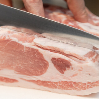 以優質的品牌豬肉為代表，使用講究產地直送的食材。