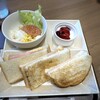 カフェ ド クリエ - ハムタマゴサンドとミニサラダ、ヨーグルト。