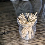 山宝 - 店内（杉の爪楊枝）