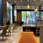 カフェ ド クリエ - 広い店内