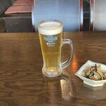 焼きもの家 慶 - 昼間に行く洋食屋さんでは空を観ながら食べる。ここは外を眺める環境ではない^_^。まだ明るい太陽光がテーブルの上をいつもと違う色合いに浮き上がらせていた。
