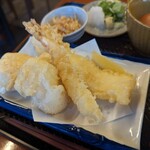 うどん たかしま - 天ぷら左から揚げ餅、エビ、イカ