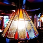 たか膳 - ランプシェードから灯りがもれる。レトロな雰囲気の店内です。