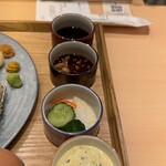 京都祇園とんかつ わだ福 - 上から、特製ソース、鬼おろしぽん酢、香の物