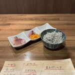 酒肴場 屯 - 海鮮丼は、サワラ、本マス、ヒラマサ、イサキ、アオリイカとびっこ和え、釜揚げしらす