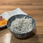 酒肴場 屯 - ご飯には釜揚げしらす