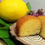 Remon Noki - 見事に綺麗なレモン色です！断面からはバターとレモンの果汁がジュワ〜！