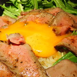 トラナス - 低温調理で仕上げたローストビーフ丼　わさび風味