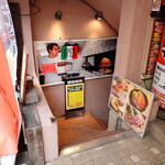 トラナス - 地下お店への階段