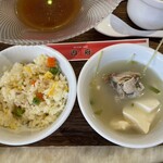 四川料理刀削麺 川府 - サービスの炒飯とスープ