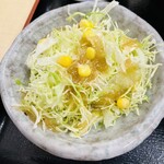 Momijiya - おかわり無料の小鉢。小鉢はサラダです。