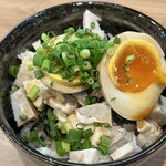 とんこつらーめん いっぽ - 煮卵チャーシュー丼350円