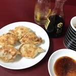 中国 東北飯店 - 焼き餃子 小 303円　もっちり系で美味しい　タレは自分で作ります　本格的辣油が秀逸