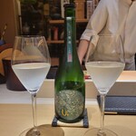 鮨 かぐら - ペアリングの一杯目 微発泡 の ボトルが可愛いお酒