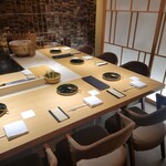 鮨 かぐら - お店 奥にあるカウンター席 シンプルな作りで落ち着いた雰囲気