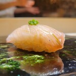 鮨 かぐら - シマアジ。葱の薬味