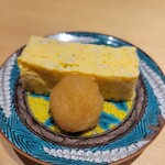 鮨 かぐら - こちらも 鳥取の 平貝で育てられた 有精卵 ブランド たまごのしらす入り だし巻き玉子