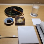 鮨 かぐら - テーブルセッティング 最初に出がらしの昆布を山椒で煮たもの ガリ が提供されます