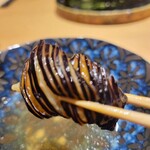 鮨 かぐら - 細かく包丁も入れられた 揚げなす 揚げナスの油と銀メの油 合わさってとても コクのある 美味しい出汁に仕上がり、、、