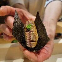 鮨 かぐら - 料理の始めにまずこちらの握りを渡される、イワシの手巻き寿司