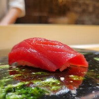 鮨 かぐら - マグロの赤身。マグロは今一番赤身が味わい深く、美味しいとのことでした。 確かに しっかりと 鉄分を感じる 赤身でとても味が濃かった❗