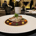 ガストロノミー ジョエル・ロブション - スズキのポワレ エピスを効かせたソースベルジュテで