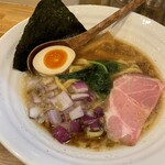 麺処 みかほ - 醤油@850円  豚骨醤油ベースのスープみたいですが、醤油の方が買ってるかな。太い麺がほんのり粘度のあるスープによく合いますね！タマネギとの相性もグー✊低温調理のチャーシューや半熟卵などの具もグー✊