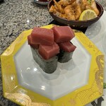 海鮮グルメ寿司 楽半 - 角切り鮪軍艦　　少しおいて食べると美味しい