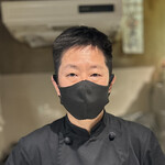 スタンド 呑竜 - 中華料理のご主人らしく、黒のコックコートに黒のマスク
            ムムム・・・かなり怪しい雰囲気(^^;)
            だか、単に無口な方でした♫