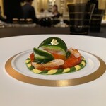 ガストロノミー ジョエル・ロブション - 緑のヴェールをまとった烏骨鶏の卵とマグロ中トロのコンフィを"サラダニソワーズ"のイメージで