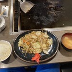 Okonomiyaki Doutombori - 皿に戻してご飯と味噌汁と一緒に食べました