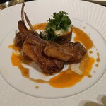 ガストロノミー ジョエル・ロブション - フランス産仔羊 背肉のロティと肩肉のコンフィのトゥルティエールと共に