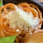 ハンバーグレストランHACHI - ナポリタンにはパルメザンチーズをかけて…