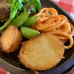 ハンバーグレストランHACHI - 付け合わせのナポリタン、ポテト、スナップエンドウ、クレソン も完璧d(^o^)b 