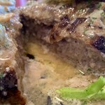 ハンバーグレストランHACHI - ナイフを入れると肉汁がジュワーッと！