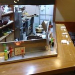 天ぷら 大樹 - 入口左のカウンター席＆厨房