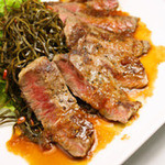 五大陸 - 豪快！牛ロースの炙り焼き
海藻と一緒に特製ソースでどうぞ。