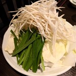 Hakata Motsunabe Yamanaka - 野菜はキャベツ・ニラ・ごぼう・こんにゃく・もやし