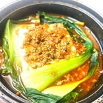 四川燉煮整塊豆腐和青梗菜