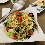 Kanjin kaname - カリカリのポテト(サツマイモ)乗せ 野菜サラダ ４人前