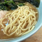 横浜家系らーめん 玉家 - 長さのある中太麺。
