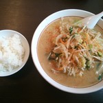 くるまやラーメン - 味噌野菜ラーメン「796円」・・・半ライスは無料です。味噌の味が今一ですね。これで800円は高過ぎます！